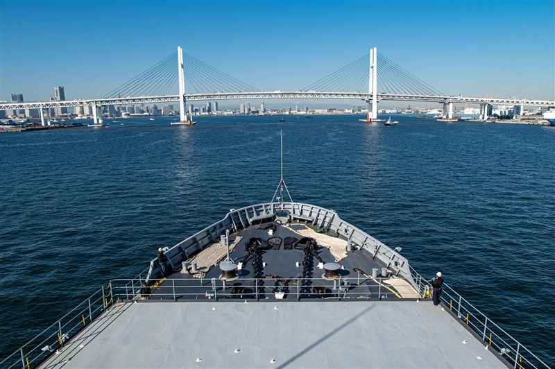 美國海軍的潛水母艦法蘭克凱博號(圖)自11月以來接連泊靠日本各地港口積極「亮相」,是睽違6年再度泊靠日本。(圖取自facebook.com/FrankCableAS40)