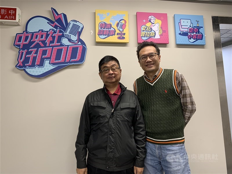 作家曹銘宗(左)與中央社記者邱祖胤(右)進行訪談。張若瑤攝中央社記者張若瑤攝 110年12月13日