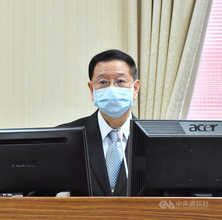 國防部日前向立法委員遞交的書面報告書提到,中共可能藉「由演轉戰」策略攻台。國防部副部長王信龍上將(圖)13日在立法院表示,國防部長年對共軍犯台模式進行研究,強點、弱點都在掌握之中,國軍並將各種想定納入演習,規劃訓練作戰場景。中央社記者王飛華攝 110年12月13日