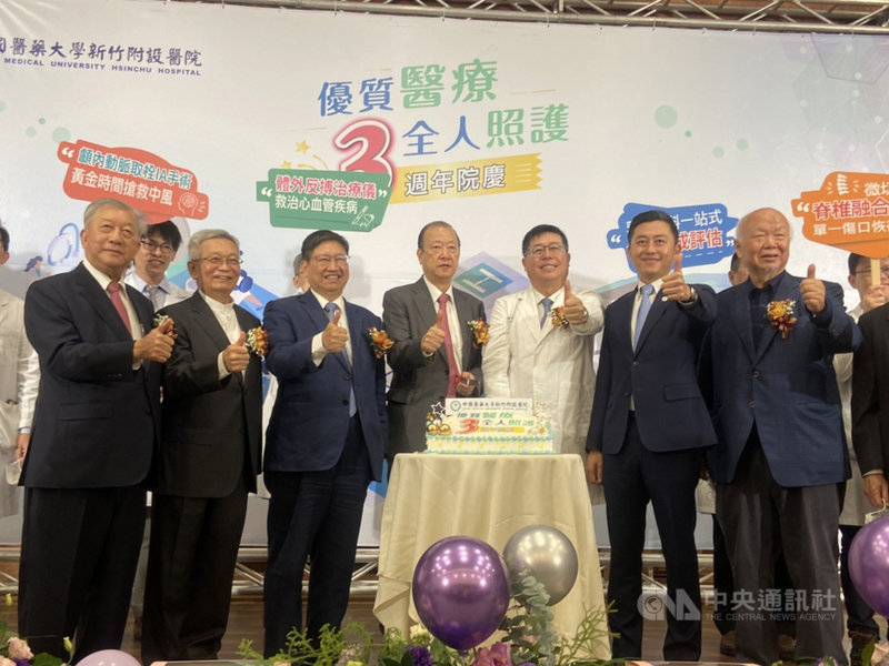 新竹縣長楊文科(前左3)、新竹市長林智堅(前右2)14日共同出席中國醫藥大學新竹附設醫院3週年院慶活動,2人現場也向醫護人員表達感謝。中央社記者郭宣彣攝 110年12月14日