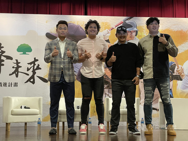 旅日樂天金鷲隊投手宋家豪(右)今年球季投出好表現,明年年薪翻倍至1億1000萬日圓,從育成球員變成「億元男」。中央社記者謝靜雯攝 110年12月14日