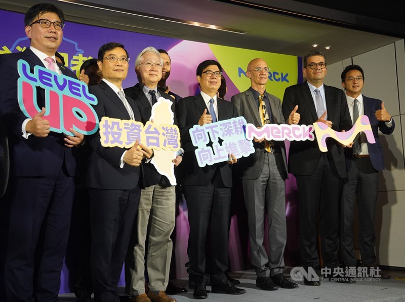 高雄市長陳其邁(中)、經發局長廖泰翔(右)14日在台北出席德商默克集團啟動在台最大投資案記者會,與台灣默克集團董事長李俊隆(左)、科技部長吳政忠(左3)等人合影留念。中央社記者徐肇昌攝 110年12月14日