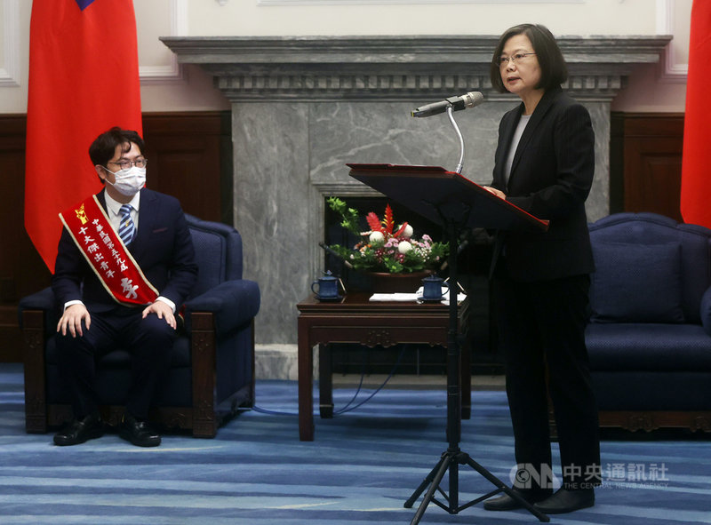 總統蔡英文(右)14日在總統府接見第59屆十大傑出青年當選人暨國際青年商會中華民國總會陪同人員,蔡總統表示,希望把傑出青年的精神推廣出去,啟發更多年輕世代朋友。中央社記者鄭傑文攝 110年12月14日