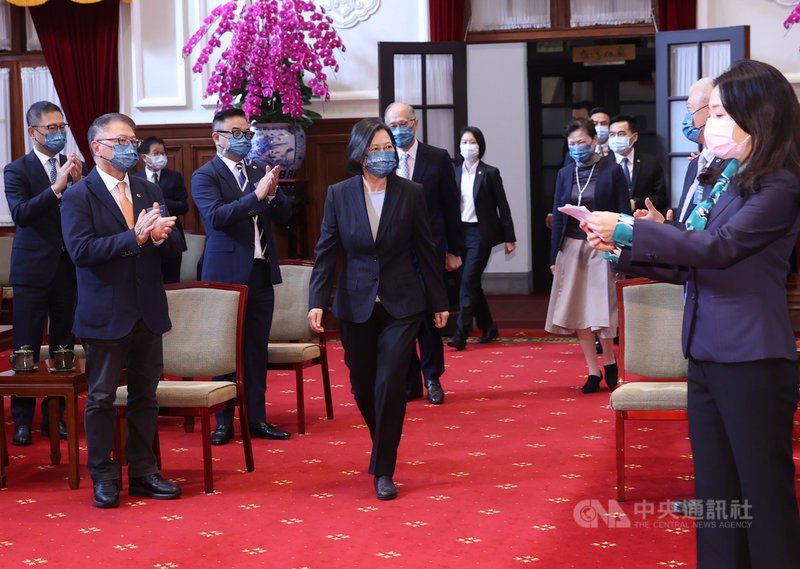 總統蔡英文(前中)14日上午在總統府接見台北市進出口商業同業公會第20屆全體理監事,恭喜全體理監事就任,也特別感謝公會成員長期以來對台灣所做的貢獻。中央社記者鄭傑文攝 110年12月14日