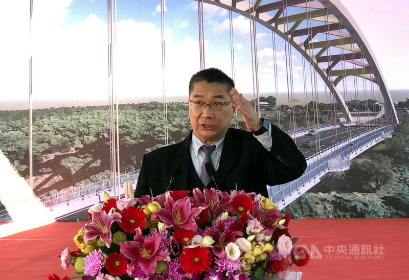 內政部長徐國勇14日出席嘉義市東義路及盧山橋改建工程首梁祈福典禮，致詞表示，這項工程將解決道路、橋梁淹水問題，且打造全台目前第2長單跨長度鋼構橋梁，未來也會成為嘉義市新交通地標。中央社記者黃國芳攝  110年12月14日