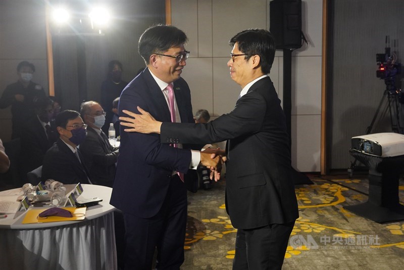 高雄市長陳其邁(右)14日在台北出席德商默克集團啟動在台最大投資案記者會,與台灣默克集團董事長李俊隆(左)握手致意。中央社記者徐肇昌攝 110年12月14日