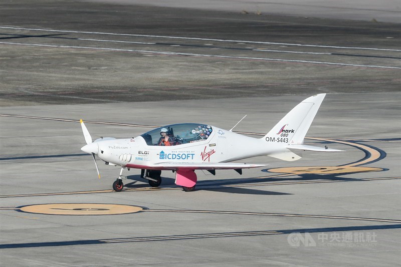 19歲少女羅瑟福德挑戰成為獨駕飛機環繞全球最年輕女性,14日上午從南韓起飛,下午近3時飛抵台北松山機場,落地滑行時揮手致意。中央社記者裴禛攝 110年12月14日