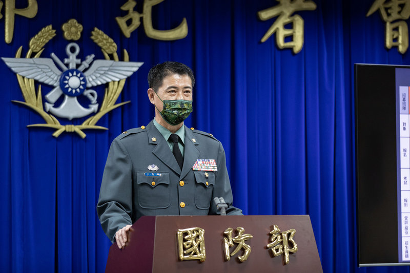 國防部人次室人才培育處長王智輝少將14日指出,明年國軍招募班隊區分軍官、士官、士兵,共3類、10個班隊,計畫招募2萬703人。(國防部提供)中央社記者游凱翔傳真 110年12月14日