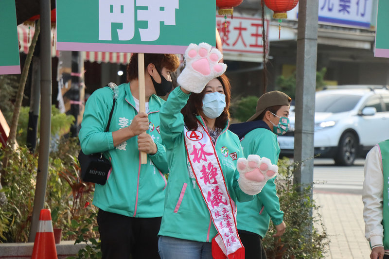 民進黨籍台中市第2選區立委補選候選人林靜儀(前)14日在沙鹿區三角公園,親自向民眾宣傳18日四大公投案4個不同意立場,也為自身立委補選宣傳造勢。(林靜儀競選總部提供)中央社記者蘇木春傳真 110年12月14日