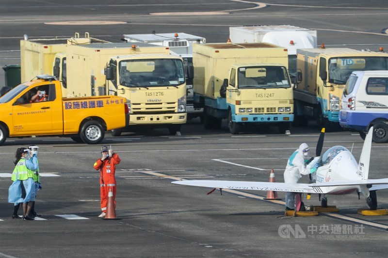 19歲少女羅瑟福德（Zara Rutherford）（左3）挑戰成為獨駕飛機環繞全球最年輕女性，去年12月14日下午2點50分飛抵台北松山機場，下機後喝著地勤人員準備的珍珠奶茶解渴。中央社記者裴禛攝 110年12月14日