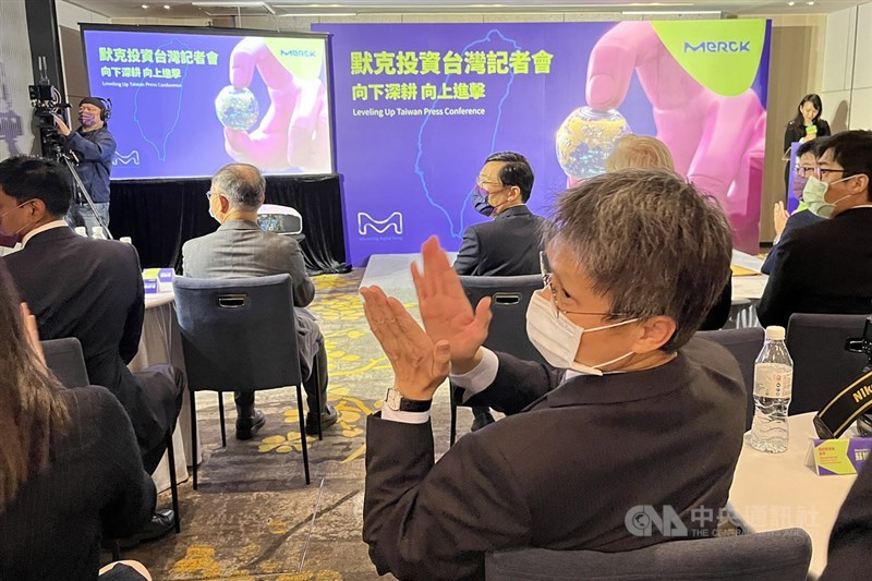 台灣默克14日宣布,將在台灣投資新台幣170億元,拓展電子科技事業體新產線,並強化研發能量。圖為記者會現場。中央社記者徐肇昌攝 110年12月14日