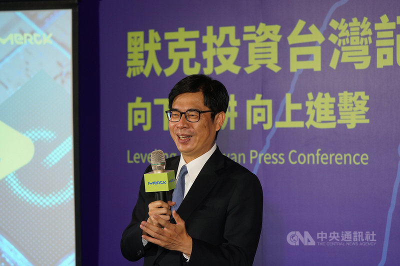 默克集團宣布將在台投資新台幣170億元,拓展高雄新產線。高雄市長陳其邁14日北上台北出席記者會表示,他今天來是迎親,也是搶親成功,謝謝默克選擇台灣、投資高雄。中央社記者徐肇昌攝 110年12月14日