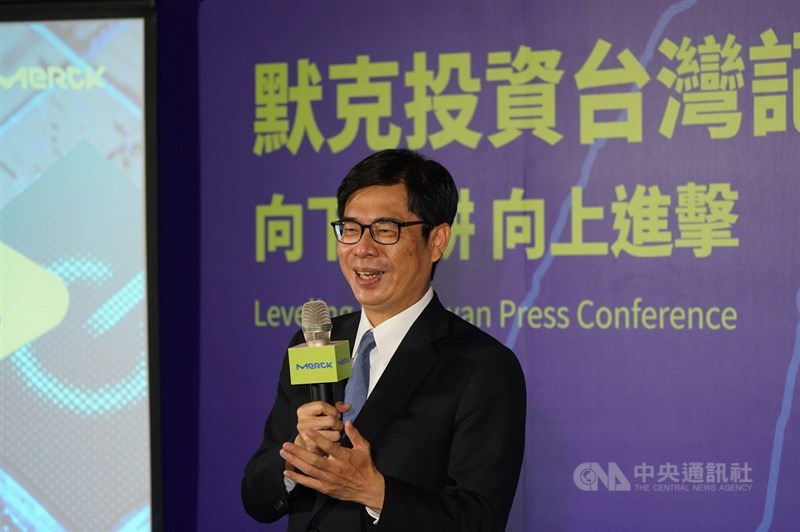 默克集團宣布將在台投資新台幣170億元,拓展高雄新產線。高雄市長陳其邁14日北上台北出席記者會表示,他今天來是迎親,也是搶親成功,謝謝默克選擇台灣、投資高雄。中央社記者徐肇昌攝 110年12月14日