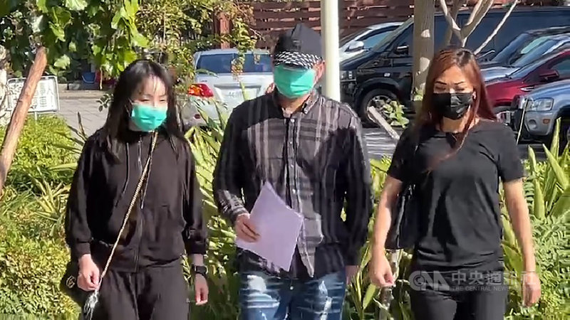 76行者召集人陳修將(中)涉殺女友被起訴,日前裁定交保,檢察官不服聲請撤銷原來具保處分,法院14日重啟訊問程序後,裁定陳修將羈押未禁見。(翻攝畫面)中央社記者蕭博陽彰化縣傳真 110年12月14日