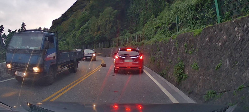 蘇花公路台9線南下車道158.4公里處，13日下午從道路旁山壁滾下一顆石頭，一輛自小客車閃避不及，造成左大燈及保桿損壞，現場無人員受傷。（新城警分局提供）中央社記者李先鳳傳真  110年12月14日