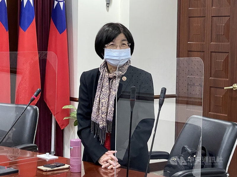 法務部15日下午舉行媒體茶敘,邀請新到任的司法官學院長柯麗鈴分享上任理念,她說,接下院長重要的工作,任務之一就是接棒協助推動法律專業人才考試及任用新制。中央社記者劉世怡攝 110年12月15日