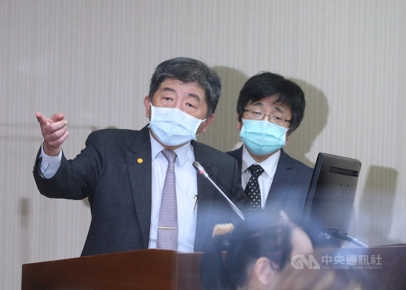 立法院社會福利及衛生環境委員會15日進行全體委員會議,衛福部長陳時中(左)、疾管署長周志浩(右)列席備詢。中央社記者裴禛攝 110年12月15日