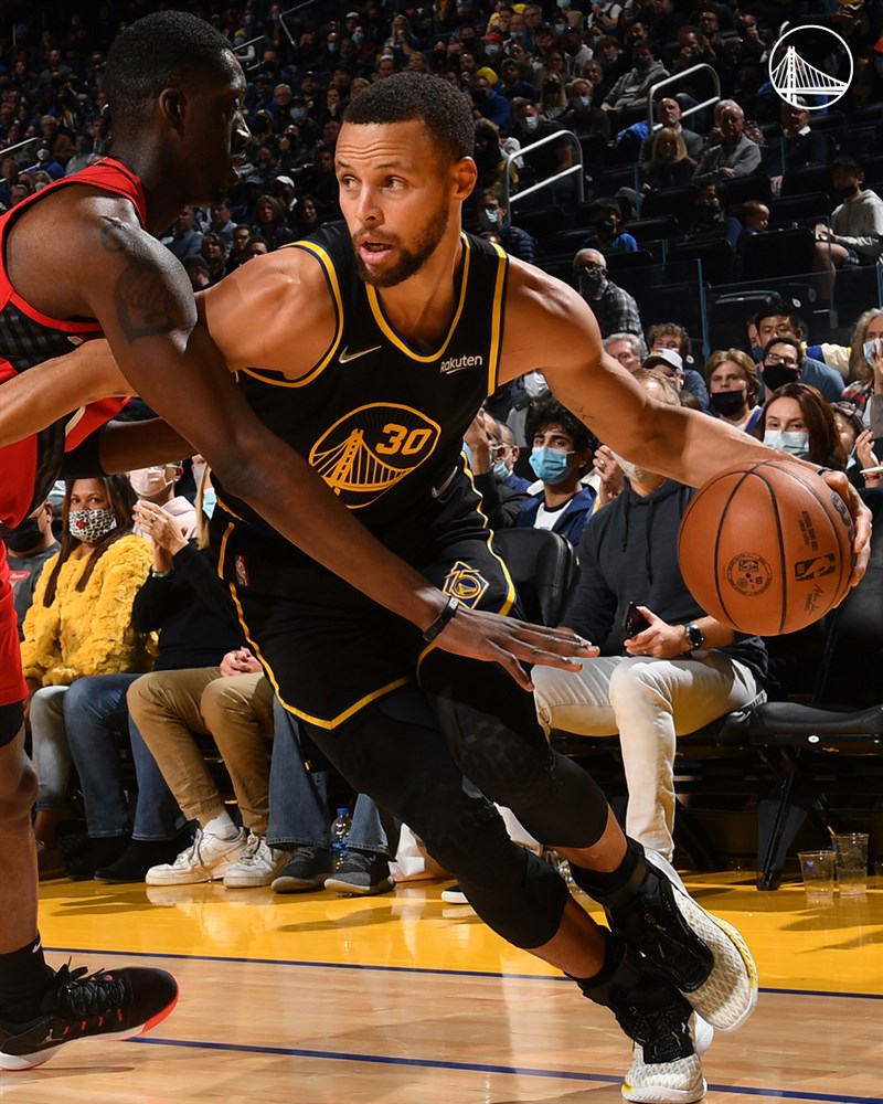 勇士後衛柯瑞在怪物林立的美國職籃NBA叢林,靠著超凡入聖的三分功力打出一片天,甚至顛覆籃球生態。(圖取自facebook.com/warriors)
