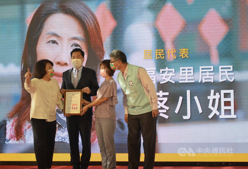 「嘉義市污水系統第一期–分支管網及用戶接管第1標工程」完工,嘉義市政府15日舉辦竣工典禮,內政部次長陳宗彥(左2)出席,和嘉義市長黃敏惠(左)一同表揚工程有功人員。中央社記者蔡智明攝 110年12月15日