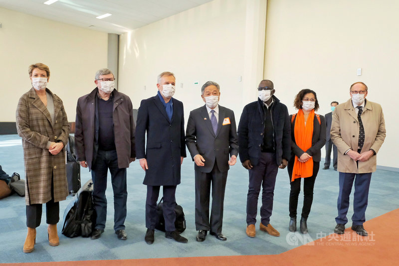 法國國民議會前議長、現任友台小組主席戴扈傑(左3)率領議員杜瑪(左)、海澤(左2)、恩拜(右3)、古怡珂(右2)、布義顧(右)訪台,15日上午抵達桃園國際機場,外交部政務次長田中光(右4)代表接機。中央社記者吳睿騏桃園機場攝 110年12月15日