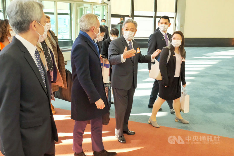 法國國民議會前議長、現任友台小組主席戴扈傑(François de Rugy)(前左2)率領的訪問團搭乘長榮航空BR-88班機,15日上午8時36分抵達桃園國際機場,外交部由政務次長田中光(前右2)代表接機。中央社記者吳睿騏桃園機場攝 110年12月15日