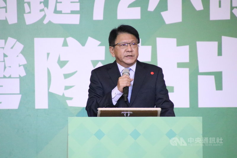 民進黨中常會15日下午移師高雄,會前舉行「關鍵72小時,台灣隊站出來」記者會,屏東縣長潘孟安(圖)向民眾喊話表示,屏東養豬戶準備好打國際賽,絕對不怕競爭,呼籲18日投下4個不同意。中央社記者董俊志攝 110年12月15日