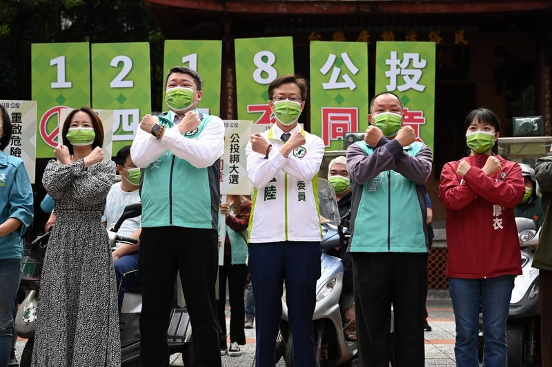 民進黨新北市黨部15日在板橋農村公園召開記者會,黨部主委何博文(左2)、立委張宏陸(中)等人共同啟動「小蜜蜂巷戰計畫」,宣布將展開機車車隊公投宣傳,呼籲民眾用「四個不同意」,守護台灣的未來。(民進黨新北市黨部提供)中央社記者王鴻國傳真 110年12月15日