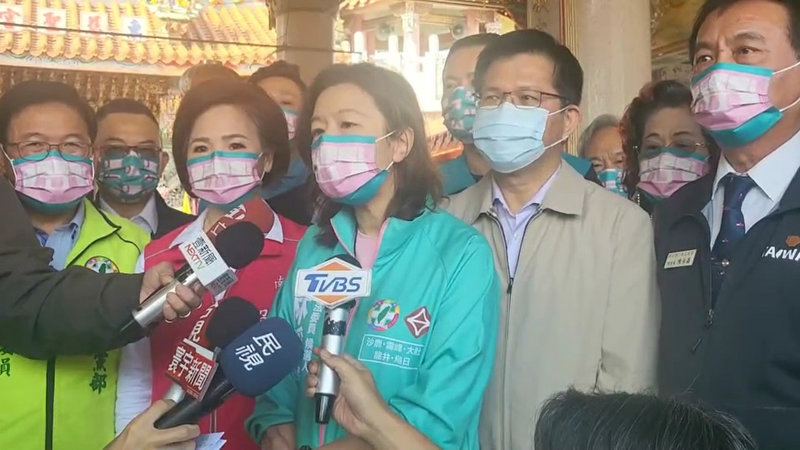 民進黨台中市第2選區立委補選參選人林靜儀(前右3)15日在被問及接下來選戰策略時表示,在公投之前會全力為公投這4個案子做推動跟倡議。(林靜儀競選總部提供)中央社記者蘇木春傳真 110年12月15日