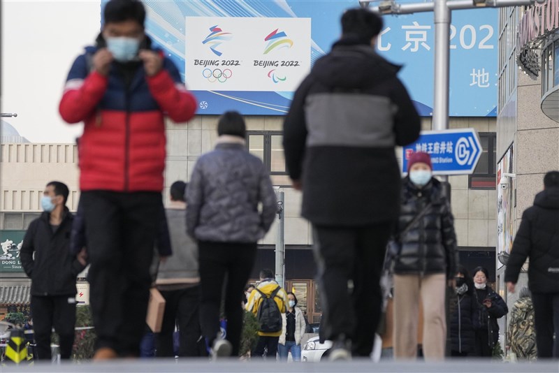 冬季運動大國奧地利決定不派高層官員出席北京冬奧,不過總理內哈默強調並非抵制,而是因為COVID-19疫情。圖為北京街頭的冬奧宣傳。(共同社)