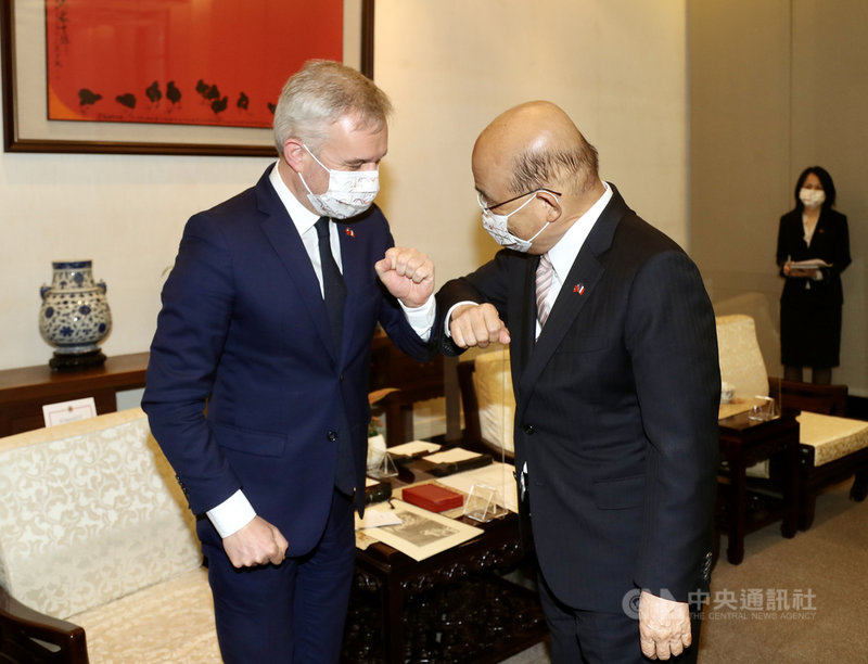行政院長蘇貞昌(前右)16日下午接見法國國民議會友台小組主席戴扈傑(François de Rugy)(左)等一行,雙方碰肘致意。中央社記者張皓安攝 110年12月16日