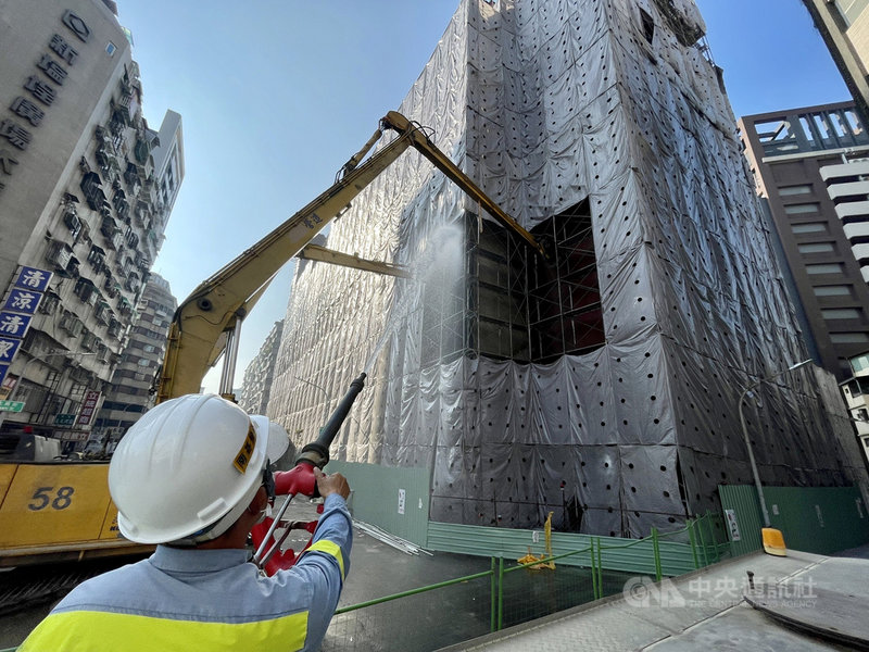 高雄市城中城大火後,建物被3大技師公會聯合鑑定為危樓,高雄市政府提前至16日展開拆除作業,跨出改造鹽埕風貌第一步。中央社記者董俊志攝 110年12月16日