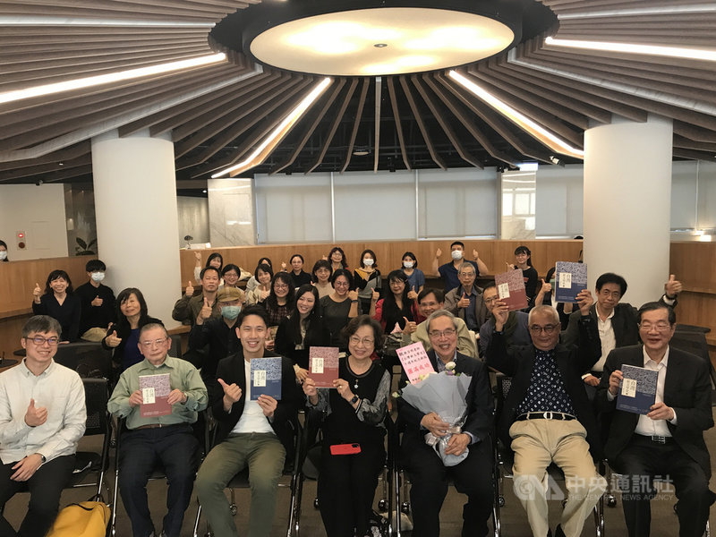歷史學者陳芳明(前右3)10年前出版「台灣新文學史」,如今重新修訂推出10週年紀念新版,特別增加索引功能,並增補10年來文壇重要大事,加入涉及當代作家的相關內容,16日舉行發表會。中央社記者邱祖胤攝 110年12月16日