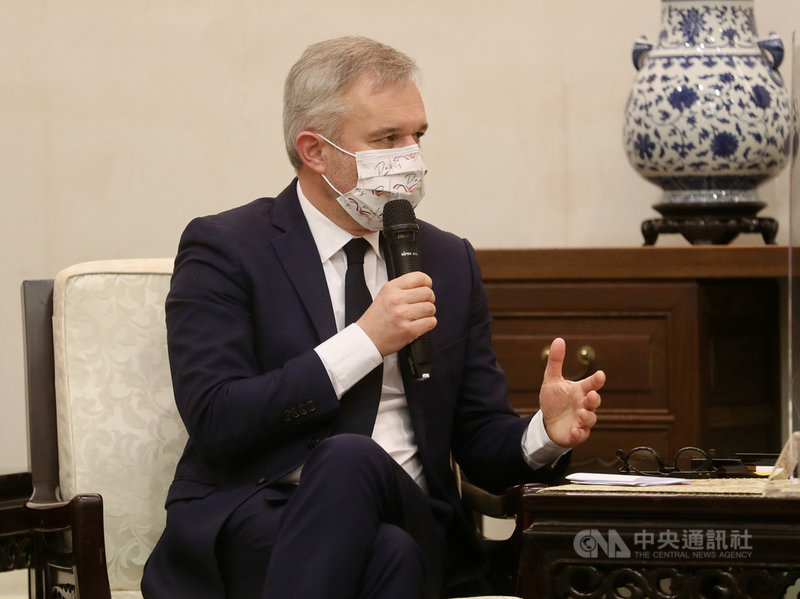 法國國民議會友台小組主席戴扈傑(François de Rugy)(圖)率團訪台,16日上午獲總統蔡英文接見,下午則赴行政院拜會院長蘇貞昌。戴扈傑致詞表示,台灣與法國同樣尊重民主跟人權價值,期待未來雙方在各方面能多多交流。中央社記者張皓安攝 110年12月16日