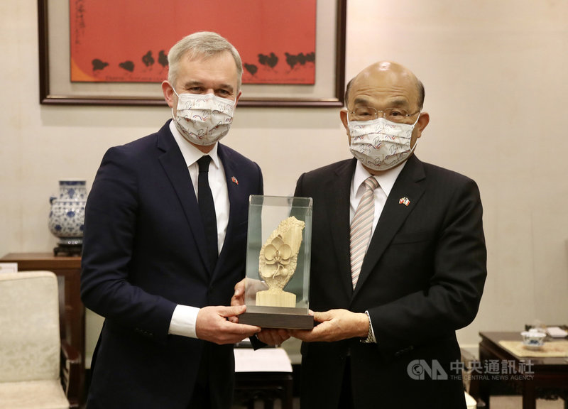 行政院長蘇貞昌(右)16日下午接見法國國民議會友台小組主席戴扈傑(左)及所率訪團等一行,會中致贈台灣木雕藝品給戴扈傑。中央社記者張皓安攝 110年12月16日