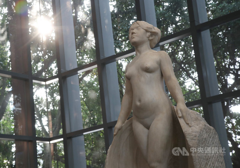 MoNTUE北師美術館18日起至111年4月24日將推出「光－台灣文化的啟蒙與自覺」特展，展出雕塑家黃土水作品「甘露水」，16日舉辦媒體預展。中央社記者張新偉攝　110年12月16日