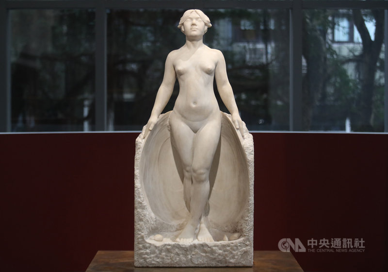 封藏近50年，雕塑家黃土水作品「甘露水」16日在「光—台灣文化的啟蒙與自覺」特展中，再次昂然挺立，面向世人。中央社記者張新偉攝　110年12月16日