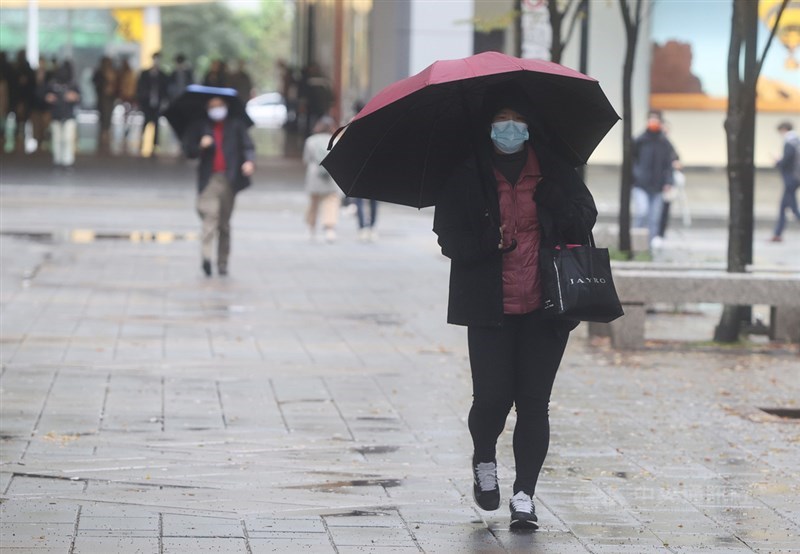 氣象局16日表示，17日北部、東半部有局部短暫雨，各地低溫約攝氏13至17度。（中央社檔案照片）