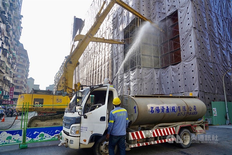 高雄市城中城大火後，建物被3大技師公會聯合鑑定為危樓，高雄市政府依據建築法第81、82條規定，16日起展開拆除作業。中央社記者董俊志攝 110年12月16日