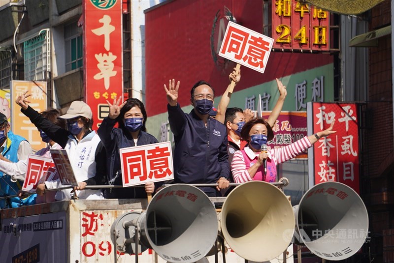 四大公投案18日投票,中國國民黨17日將在台北市辦民主守夜活動。圖為國民黨主席朱立倫(前右2)16日與高雄市副議長陸淑美(前右3)及黨籍議員們以車隊掃街宣傳。中央社記者董俊志攝 110年12月16日