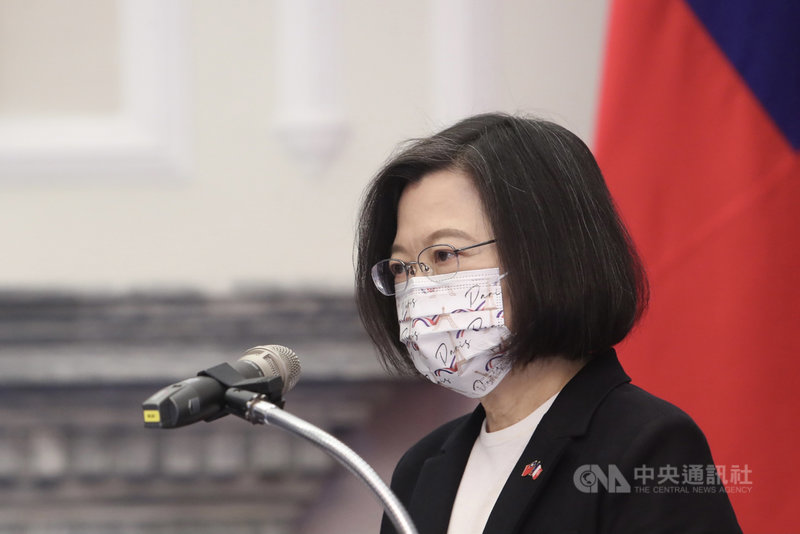 總統蔡英文(圖)16日上午在總統府接見法國國民議會友台小組主席戴扈傑(François de Rugy)所率訪團,致詞時感謝訪團促進台法關係所做的努力。中央社記者吳家昇攝 110年12月16日