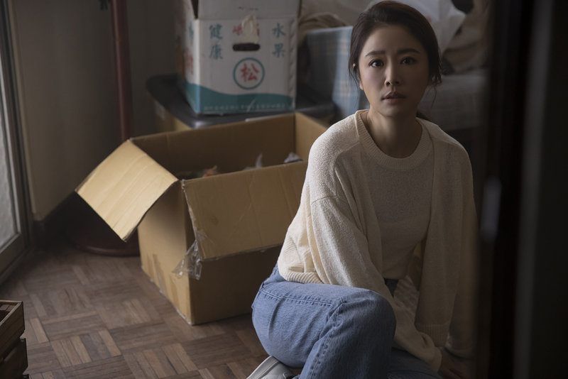 懸疑台劇「華燈初上」女主角暨總製作人林心如(圖),跨刀拍攝由樂團告五人演唱的片尾曲「好不容易」MV,場景湊巧選在劇中楊謹華的住家。(相信音樂提供)中央社記者葉冠吟傳真 110年12月16日