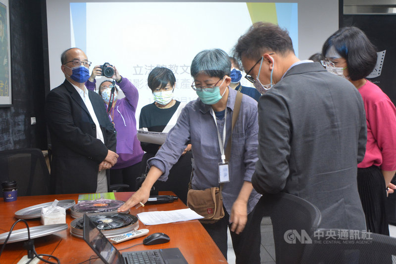 立法院教育及文化委員會16日前往考察國家電影及視聽文化中心樹林片庫,聽取相關簡報說明,了解老電影修復與典藏狀況。中央社記者黃旭昇新北市攝 110年12月16日