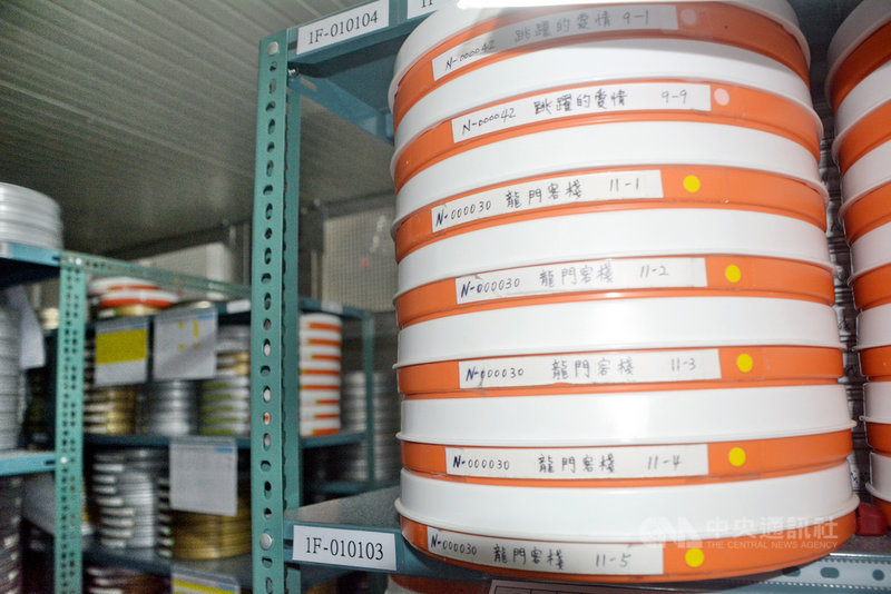 立法院教育及文化委員會16日考察國家電影及視聽文化中心樹林片庫,參觀恆溫攝氏5度的保存環境。一名助理興奮的說,原來電影「龍門客棧」底片保存在類似玉山的氣溫環境中。中央社記者黃旭昇新北市攝 110年12月16日