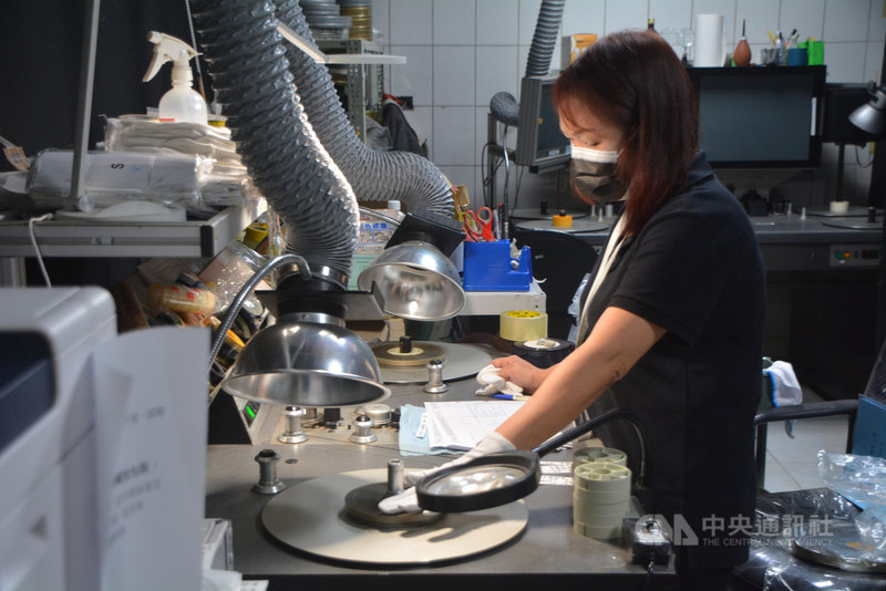 國家電影及視聽文化中心樹林區片庫保存老膠卷電影等珍貴文化資產,16日公開膠卷修復情形。影視聽中心執行長王君琦指出,目前修復專業人力僅6人,每天埋首在充滿化學酸與粉塵的環境工作,一人一天只能修復10分鐘影片,一年頂多修復8、9部影片。中央社記者黃旭昇新北市攝 110年12月16日