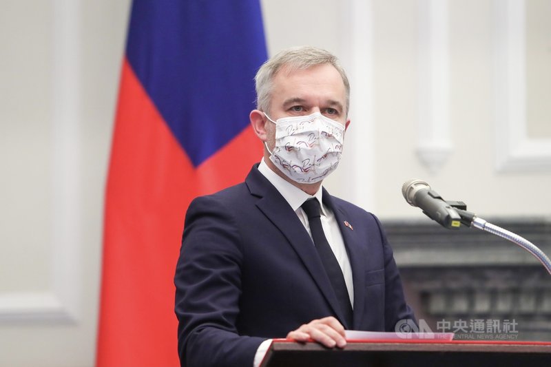 法國國民議會友台小組主席戴扈傑(François de Rugy)(圖)16日率訪團成員與總統蔡英文會面時,不僅以中文說「台法友好」,祝福合作萬歲,並將法國國民議會日前通過的友台決議文裱框致贈蔡總統,力挺台法共享的價值觀念。中央社記者吳家昇攝 110年12月16日