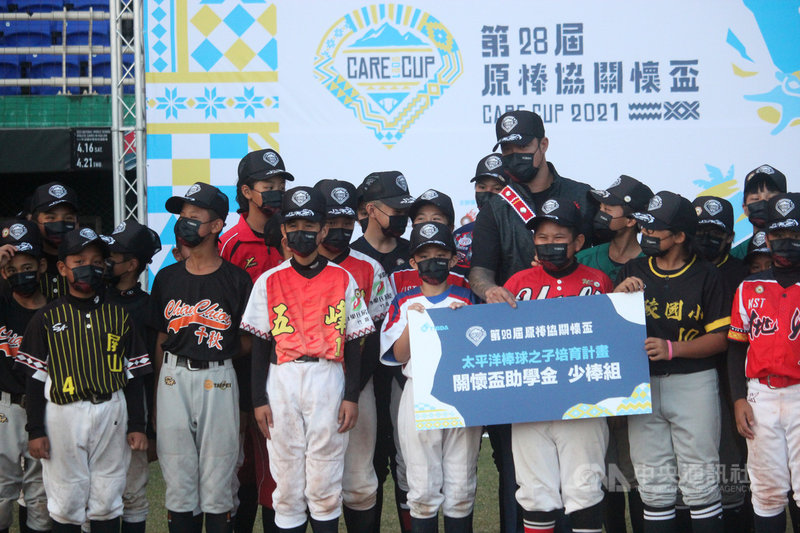 第28屆原棒協關懷盃棒球邀請賽16日在花蓮舉行開幕式,順利連任原棒協理事長的林智勝(後中右黑衣者)出席與會,受訪時表示,連任是責任的開始,不管是關懷盃或獎助學金,都會盡力去募款。中央社記者楊啟芳攝 110年12月16日