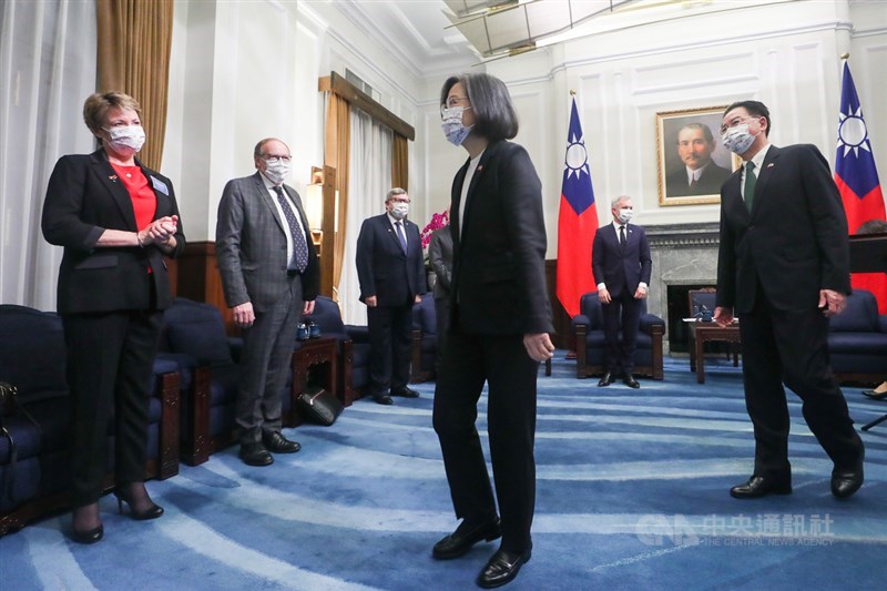 總統蔡英文(前中)16日上午在總統府接見法國國民議會友台小組主席戴扈傑(François de Rugy)所率訪團,向訪團成員逐一問候致意。中央社記者吳家昇攝 110年12月16日