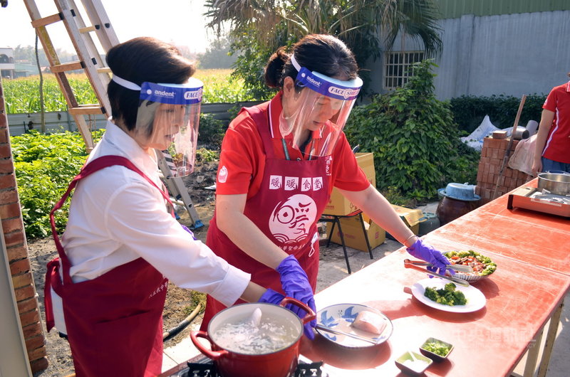 天主教中華聖母基金會16日邀請主持人楊月娥(左)南下嘉義,參與「暖個好冬」歲末關懷活動,到宅關心獨居長者,並現場煮鱸魚湯。中央社記者蔡智明攝 110年12月16日