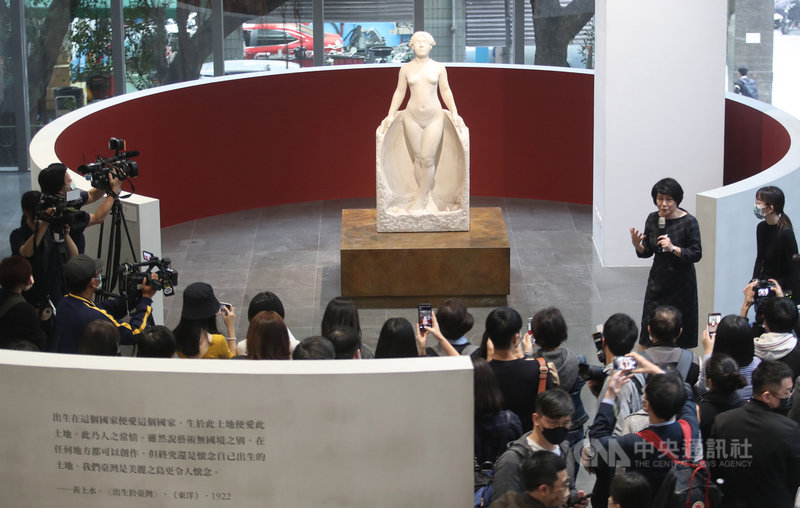 MoNTUE北師美術館18日起至111年4月24日將展出「光-台灣文化的啟蒙與自覺」,16日舉辦媒體預展,展覽總策畫林曼麗(後右2)帶領媒體參觀展區,並介紹雕塑家黃土水作品「甘露水」。中央社記者張新偉攝 110年12月16日