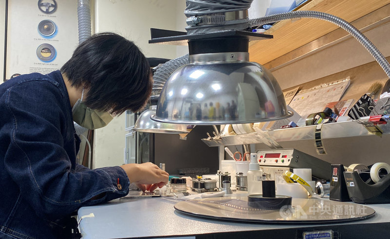 國家電影及視聽文化中心樹林區片庫保存老膠卷電影等珍貴文化資產,16日公開老膠卷修復作業情形。中心執行長王君琦表示,目前以全面數位化影片為目標,但老舊影片修復過程耗時費工,會先挑選有典藏價值、電影史更有意義的優先處理。中央社記者黃旭昇新北市攝 110年12月16日